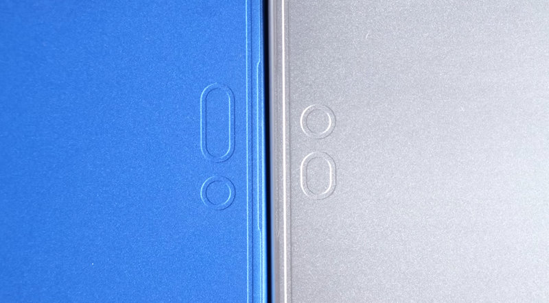 Ảnh mô hình vật lý so sánh Dynamic Island trên iPhone 17 Pro vs. iPhone 18 Pro (Nguồn: Internet)