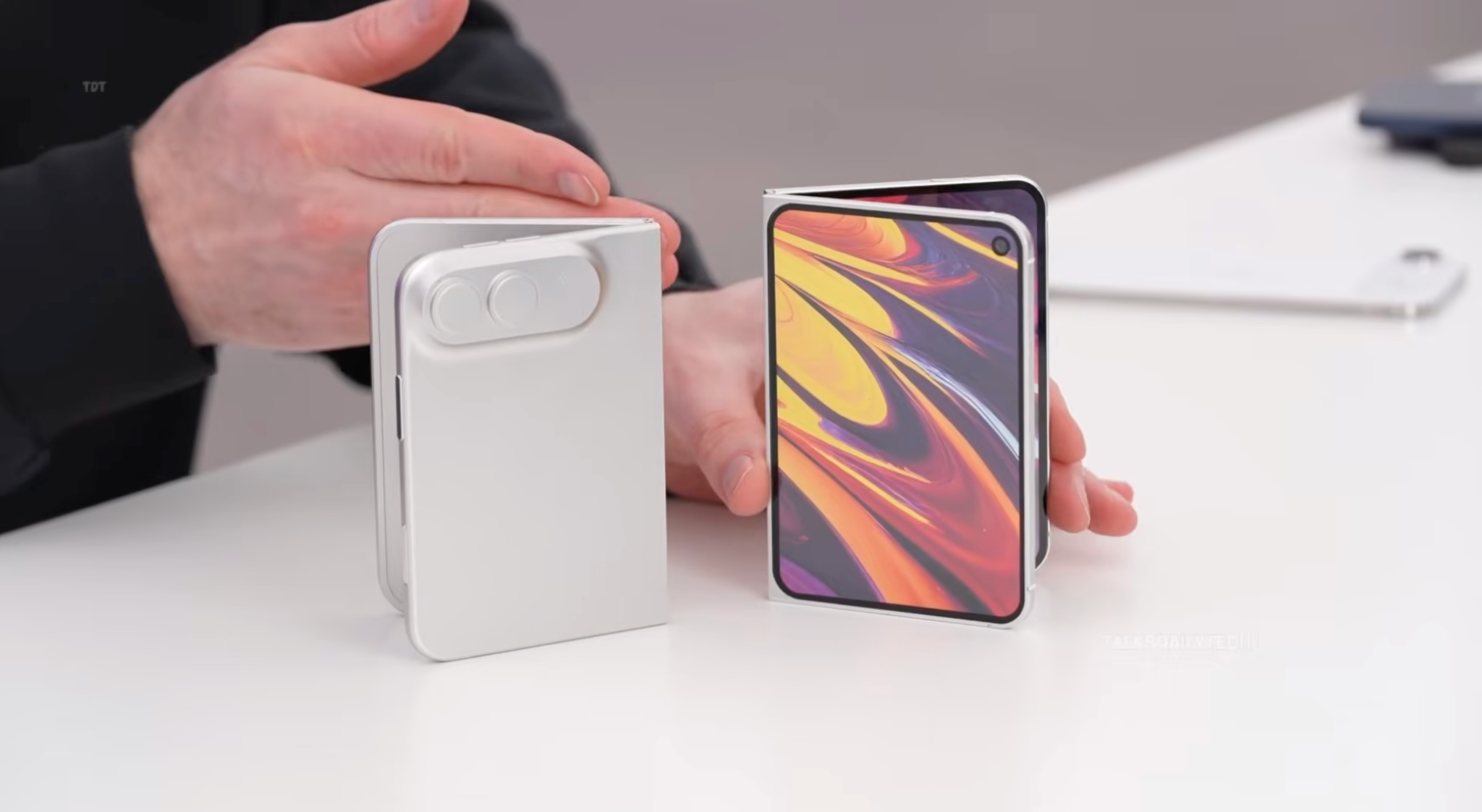 Hai màn hình độc lập trên iPhone 18 Ultra