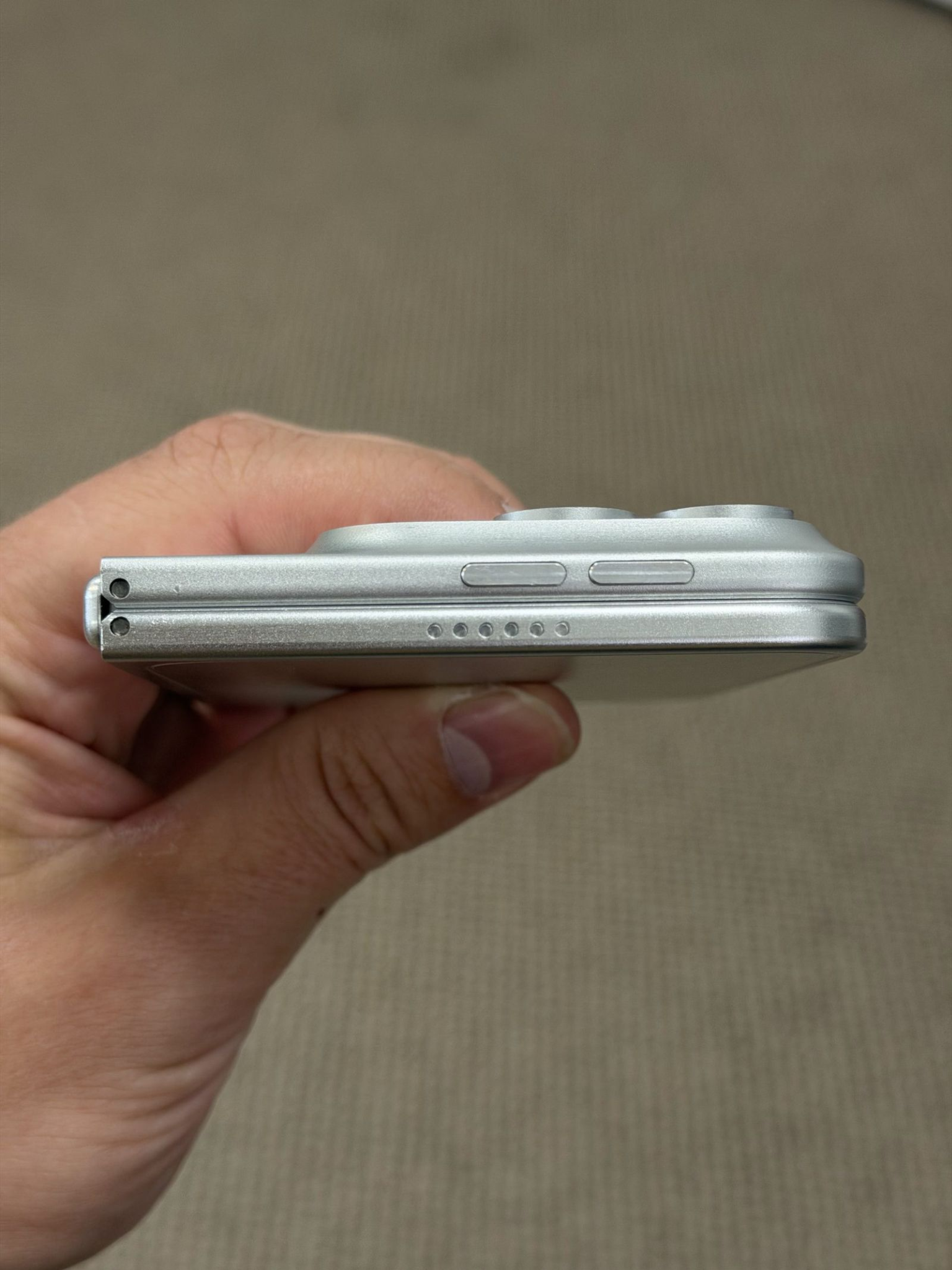 Thiết kế siêu mỏng khi mở – Chỉ 5.24mm, mỏng hơn iPhone Air 2