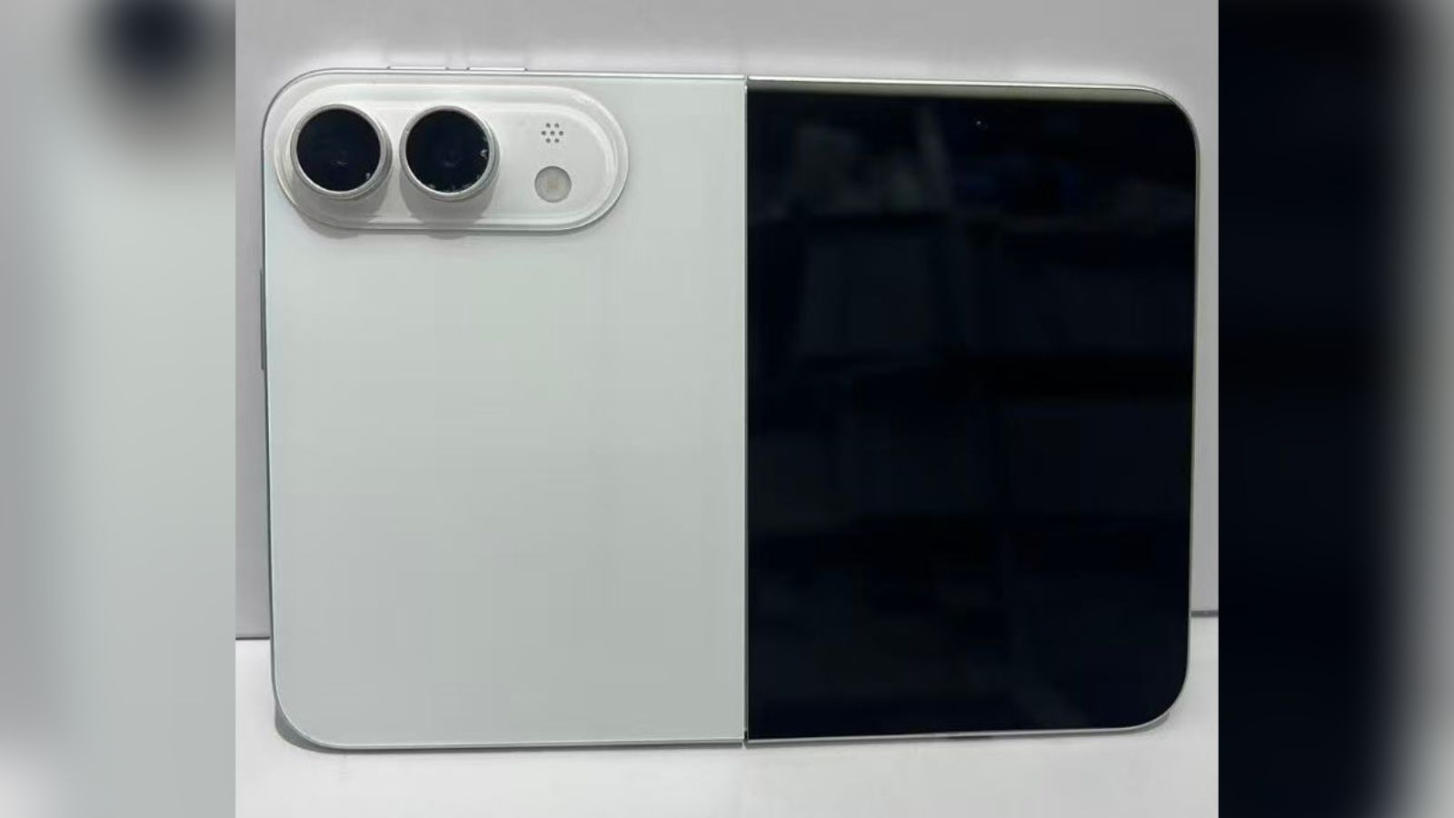 iPhone Ultra lộ diện bản dummy dạng hộ chiếu? 