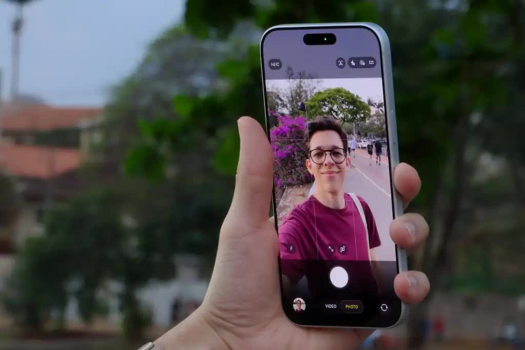 Deep Fusion có thể hỗ trợ xử lý các chi tiết nhỏ trên khuôn mặt, tóc và trang phục (Nguồn: Internet)