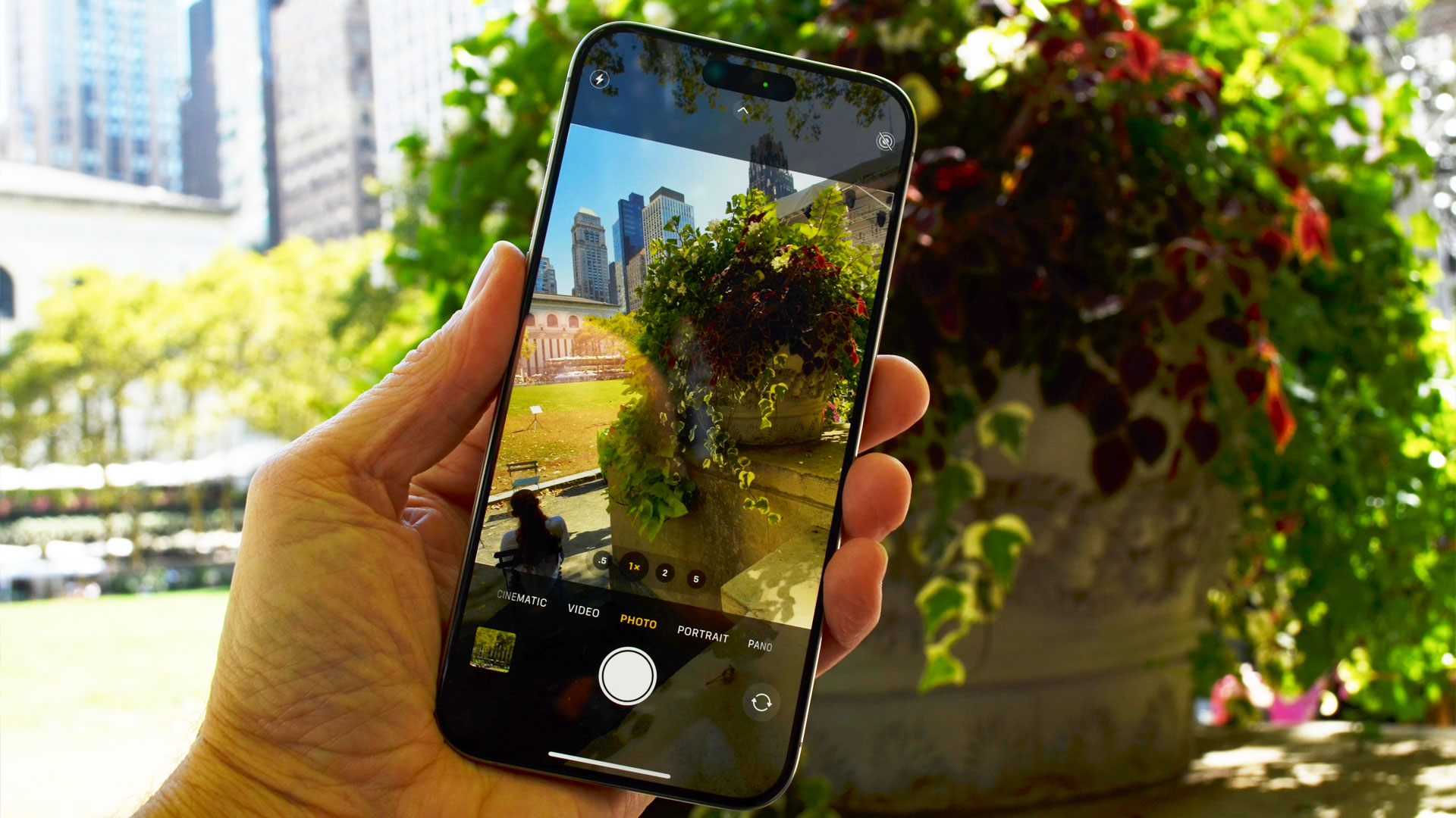 Nếu iPhone 18 Pro có khẩu độ biến thiên, camera sẽ có thêm một biến số quang học để kiểm soát độ sâu trường ảnh ngay từ lúc ghi hình (Nguồn: Internet)