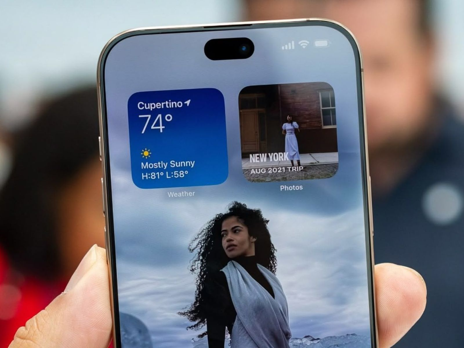 iPhone 18 Pro có thể không loại bỏ Dynamic Island hoàn toàn, mà chuyển sang một phiên bản nhỏ gọn hơn (Nguồn: Internet)