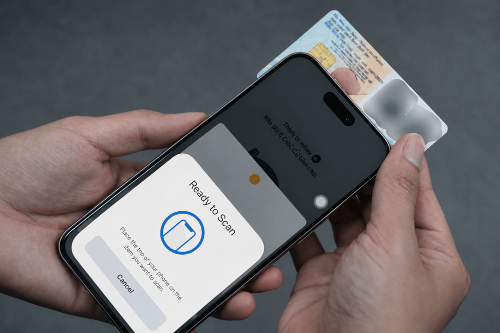 Đưa thẻ ấp sát vị trí mặt lưng cạnh camera sau để quét NFC