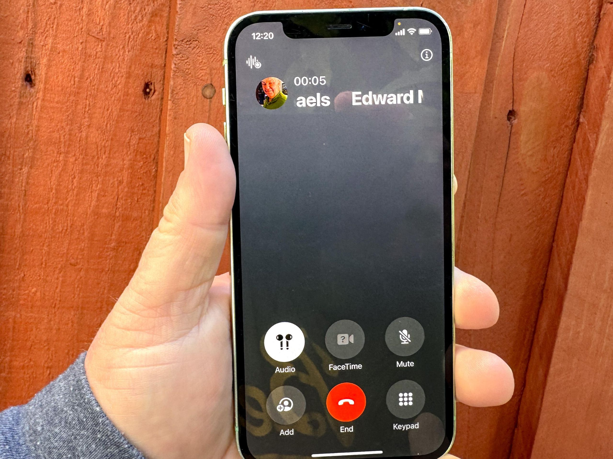 Voice over 5G không có nghĩa iPhone 18 sẽ luôn duy trì 5G trong toàn bộ cuộc gọi ở mọi địa điểm (Nguồn: Internet)